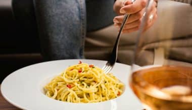 Spaghetti-aglio-olio-e-peperoncino-Tavolo